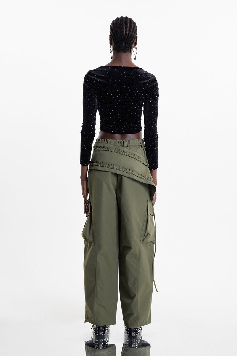 Effortlessly Elegant Pants with a Timeless Design