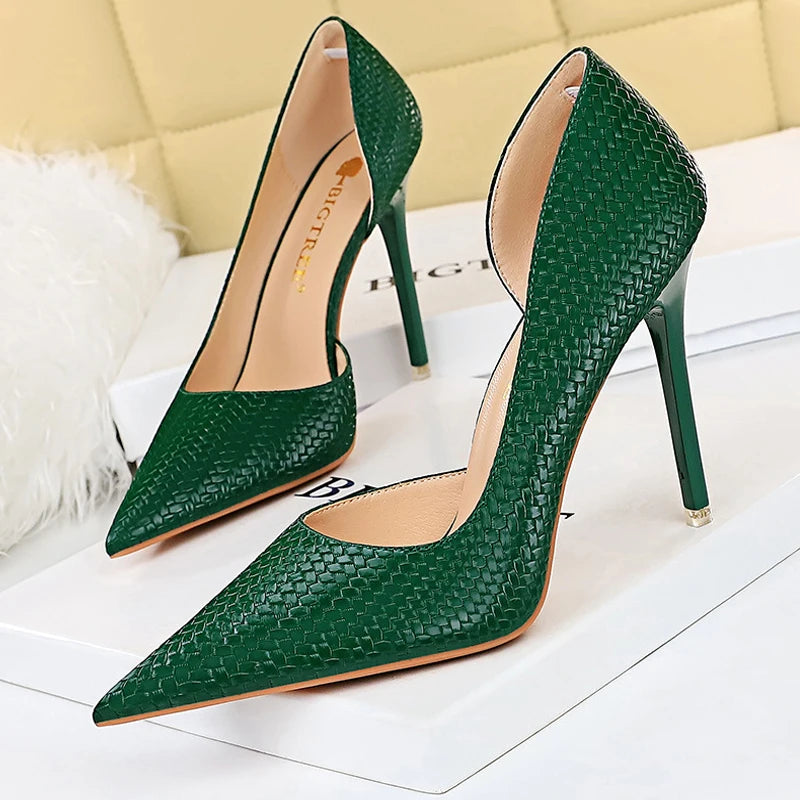 Effortlessly Elegant Heels with a Timeless Design
