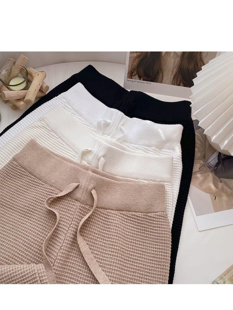 Effortlessly Elegant Pants with a Timeless Design