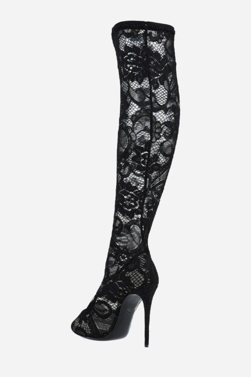 Well Tailored Boots with a Graceful Silhouette