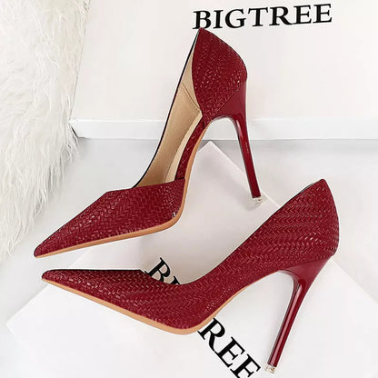 Effortlessly Elegant Heels with a Timeless Design