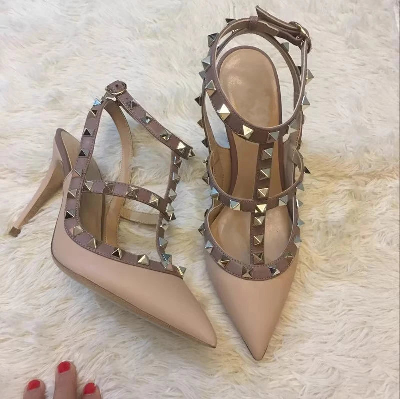 Effortlessly Elegant Sandals with a Timeless Design