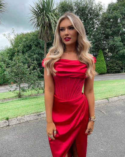 Beautifully Finished Dress in a Timeless Design