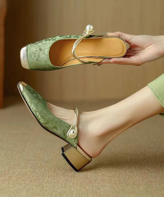 Effortlessly Elegant Sandals with a Timeless Design