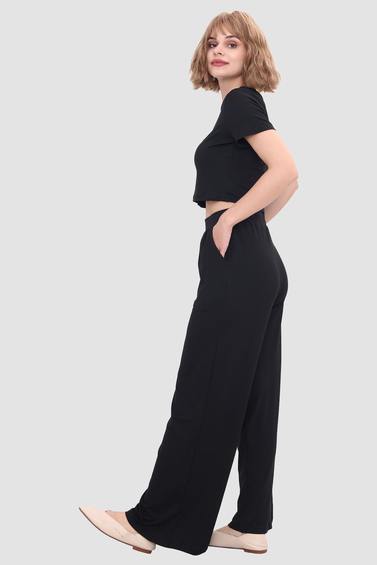 Elegantly Styled Trousers for Everyday Wear
