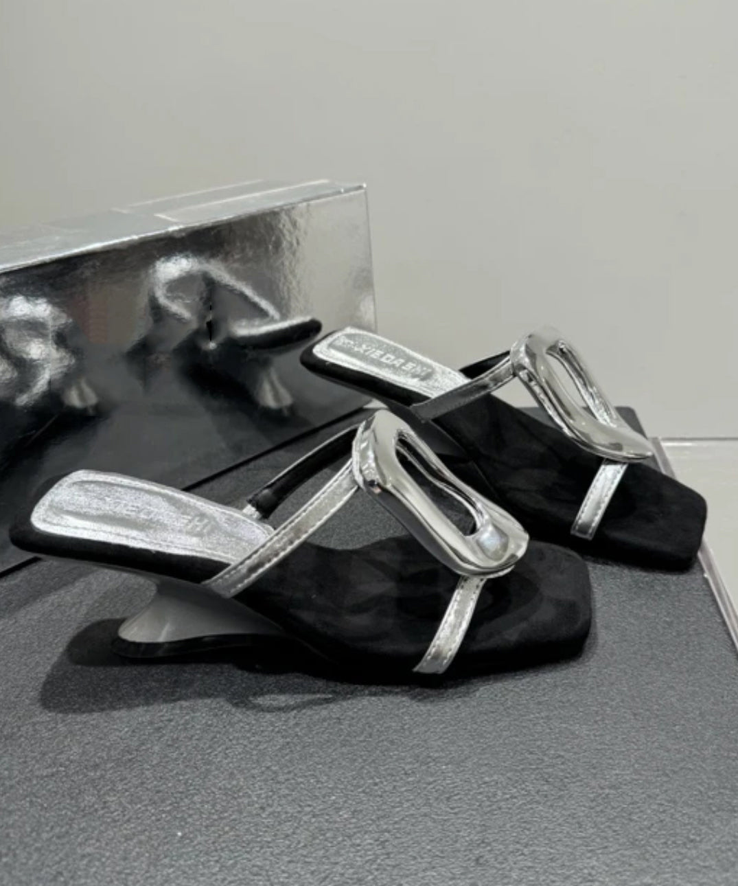 Effortlessly Elegant Heels with a Timeless Design
