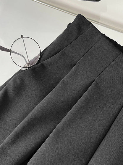 Well Tailored Trousers with a Graceful Silhouette