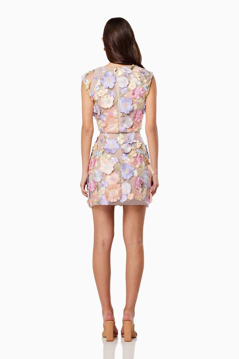 Effortlessly Elegant Garment with a Timeless Design