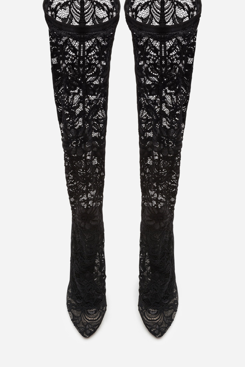 Well Tailored Boots with a Graceful Silhouette