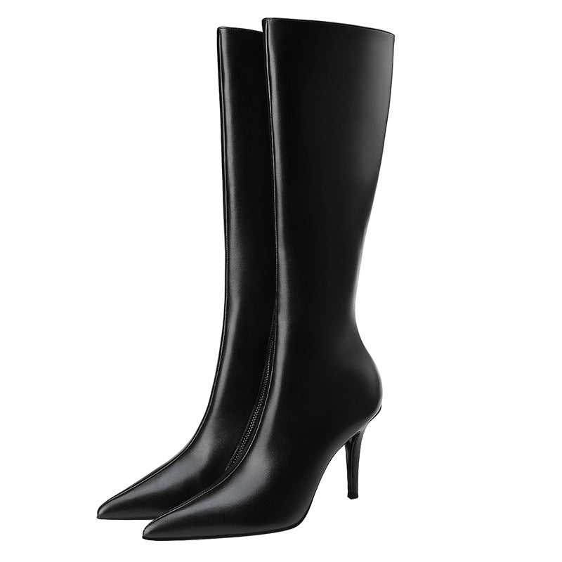 Effortlessly Elegant Boots with a Timeless Design