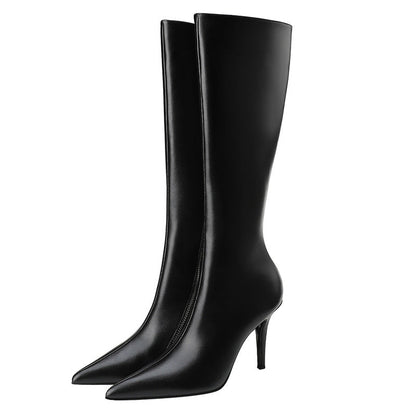 Effortlessly Elegant Boots with a Timeless Design