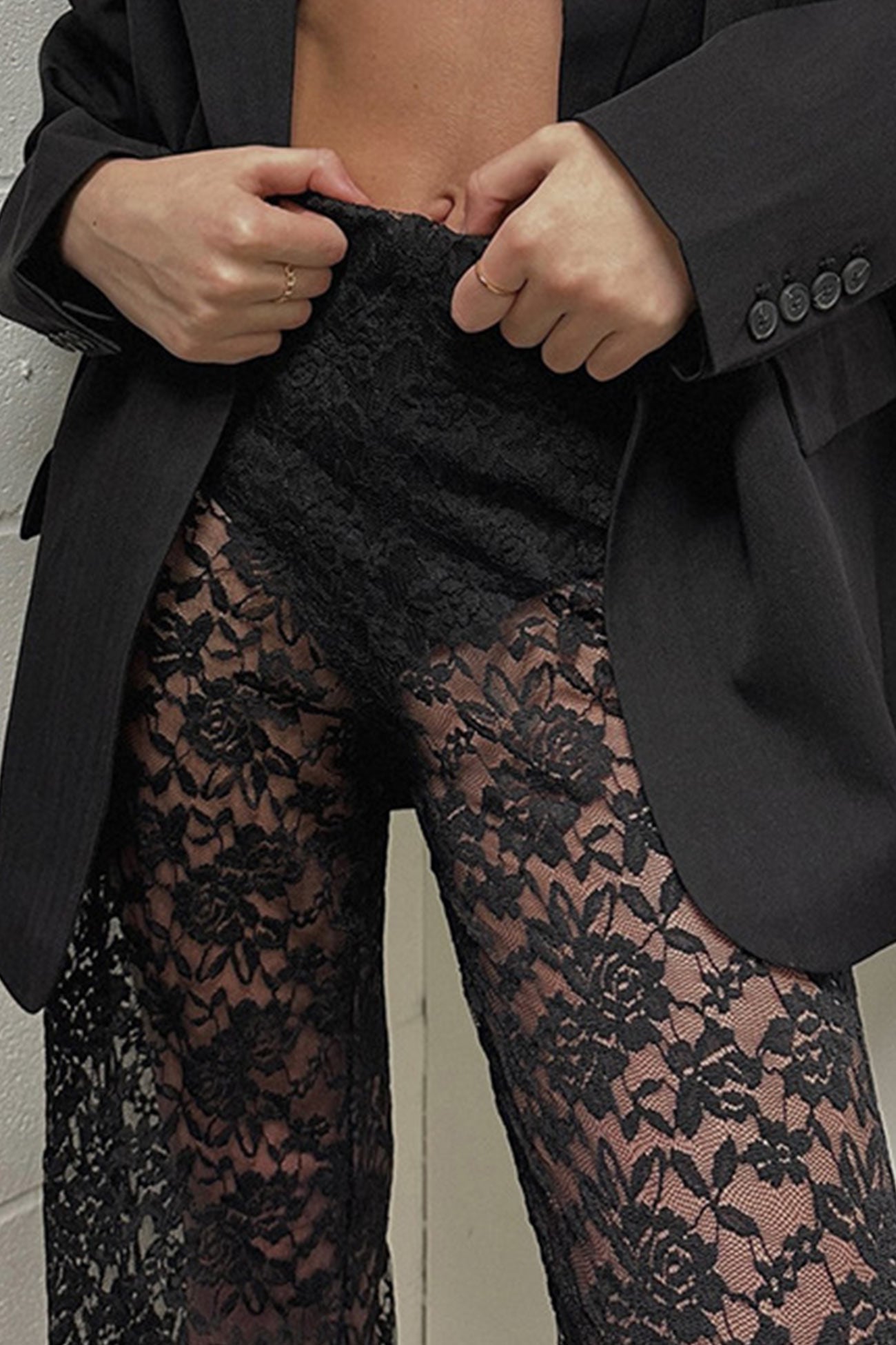 Effortlessly Elegant Pants with a Timeless Design