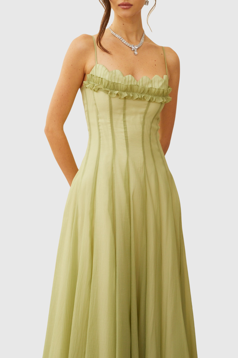 Well Tailored Dress with a Graceful Silhouette