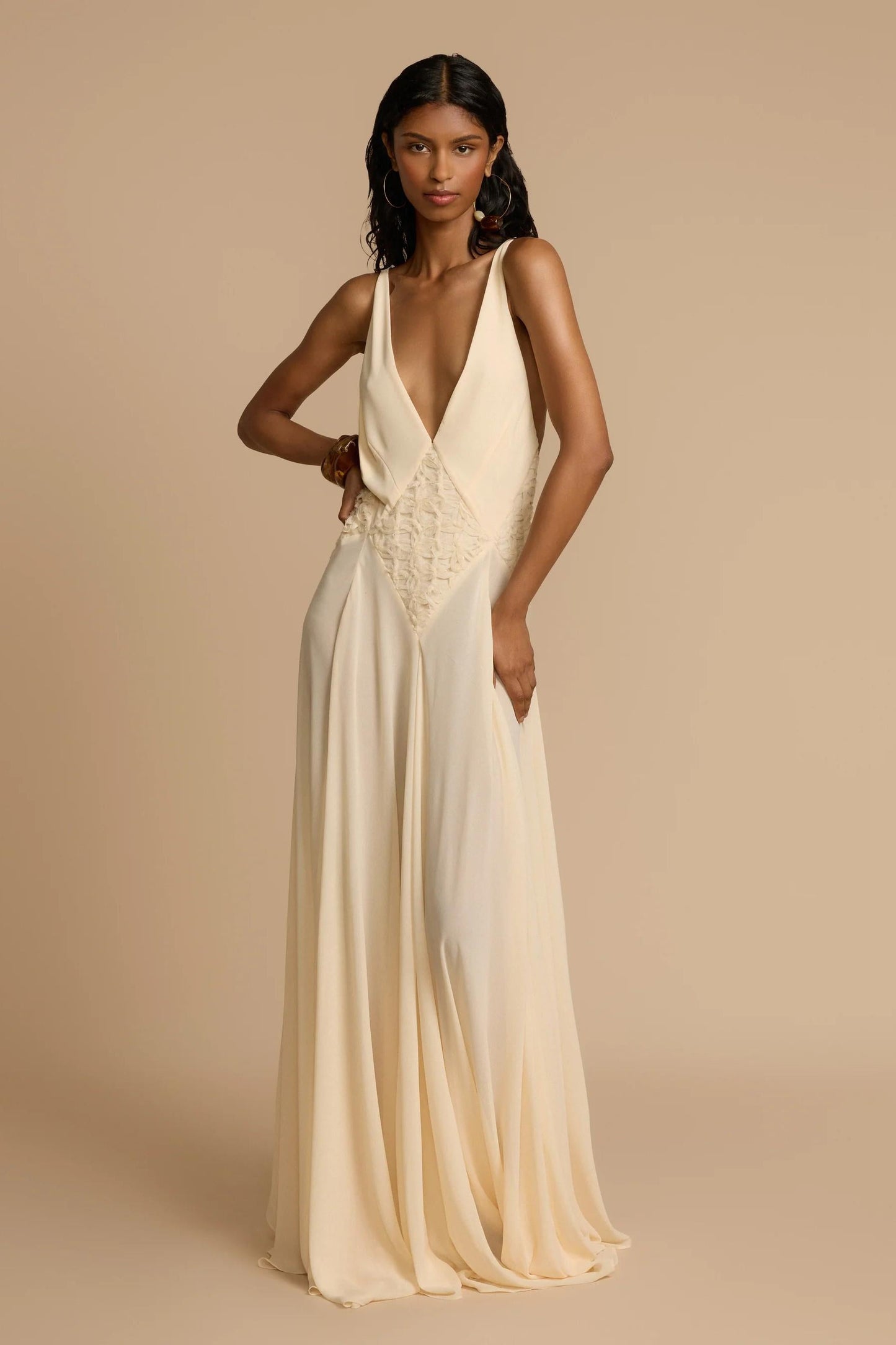 Effortlessly Elegant Dress with a Timeless Design