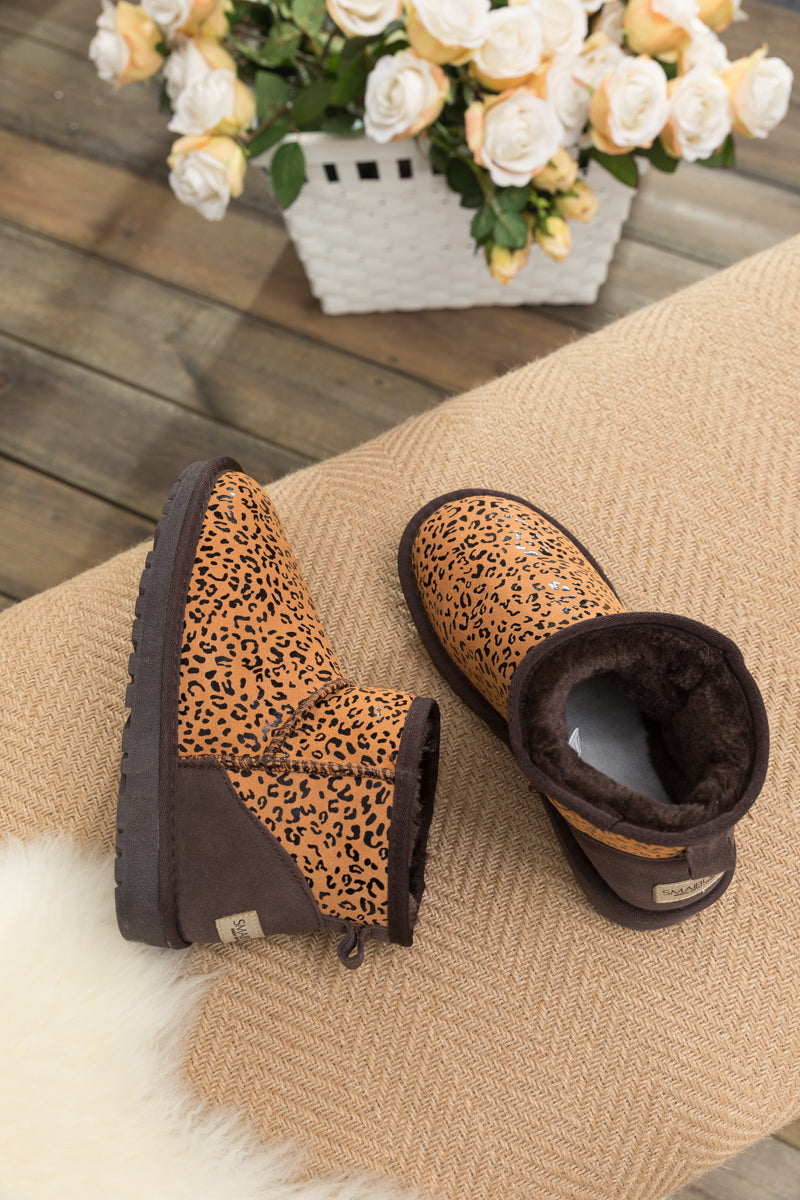 Effortlessly Elegant Boots with a Timeless Design
