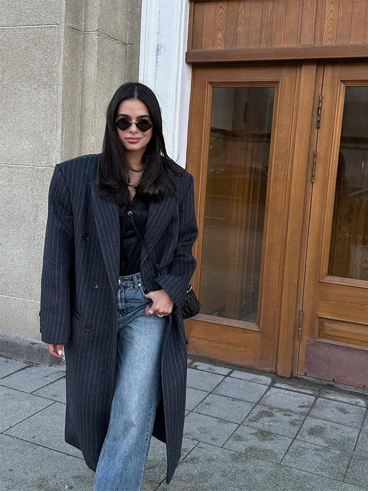 Effortlessly Elegant Coat with a Timeless Design