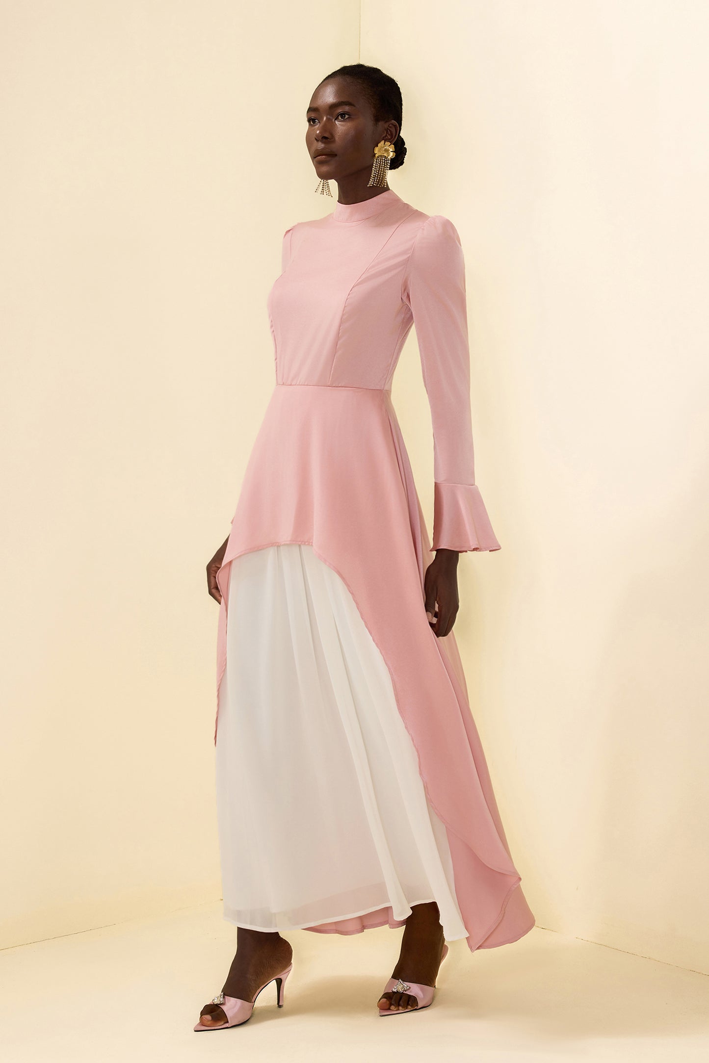 Beautifully Finished Dress in a Timeless Design