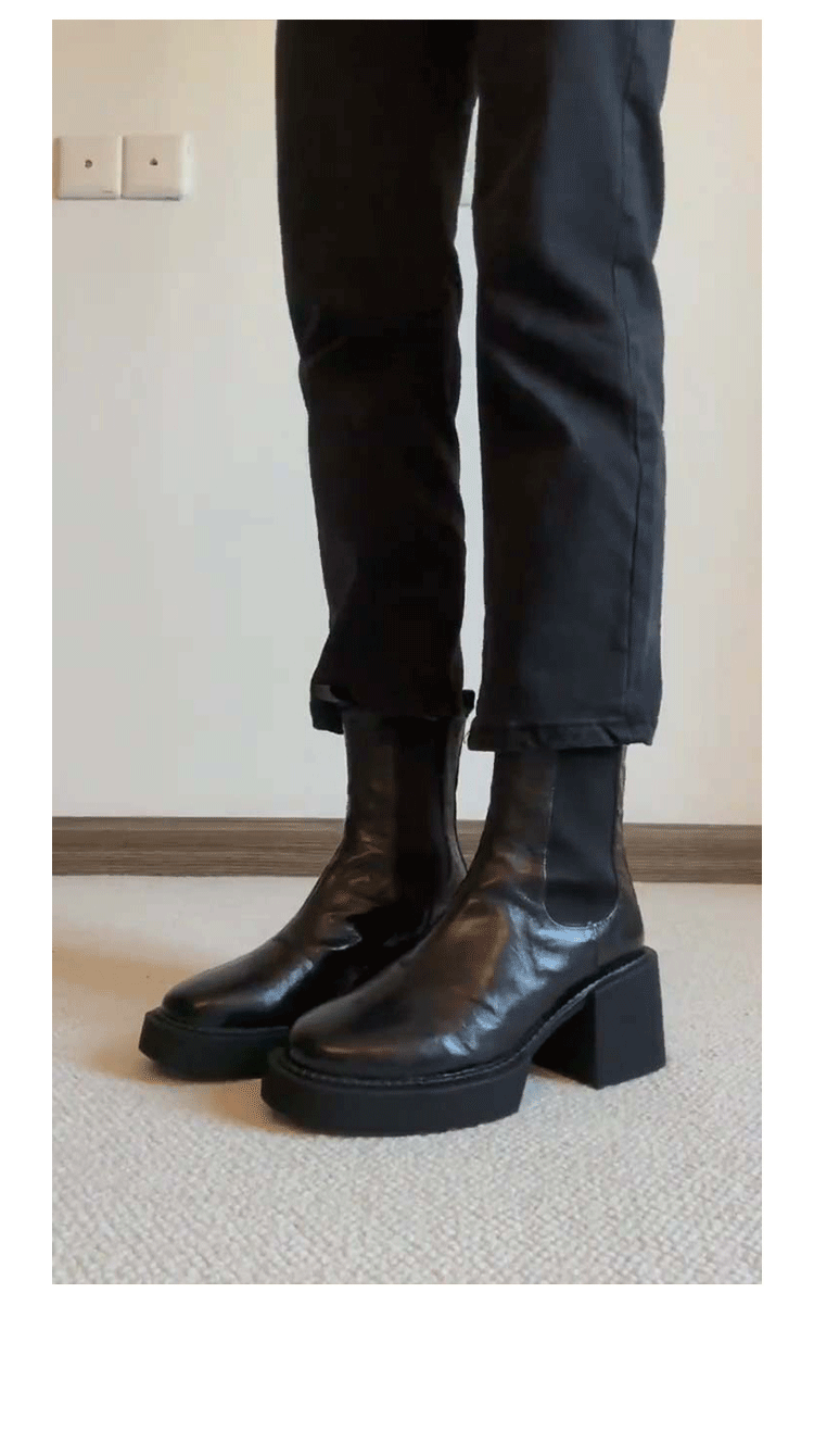 Effortlessly Elegant Boots with a Timeless Design
