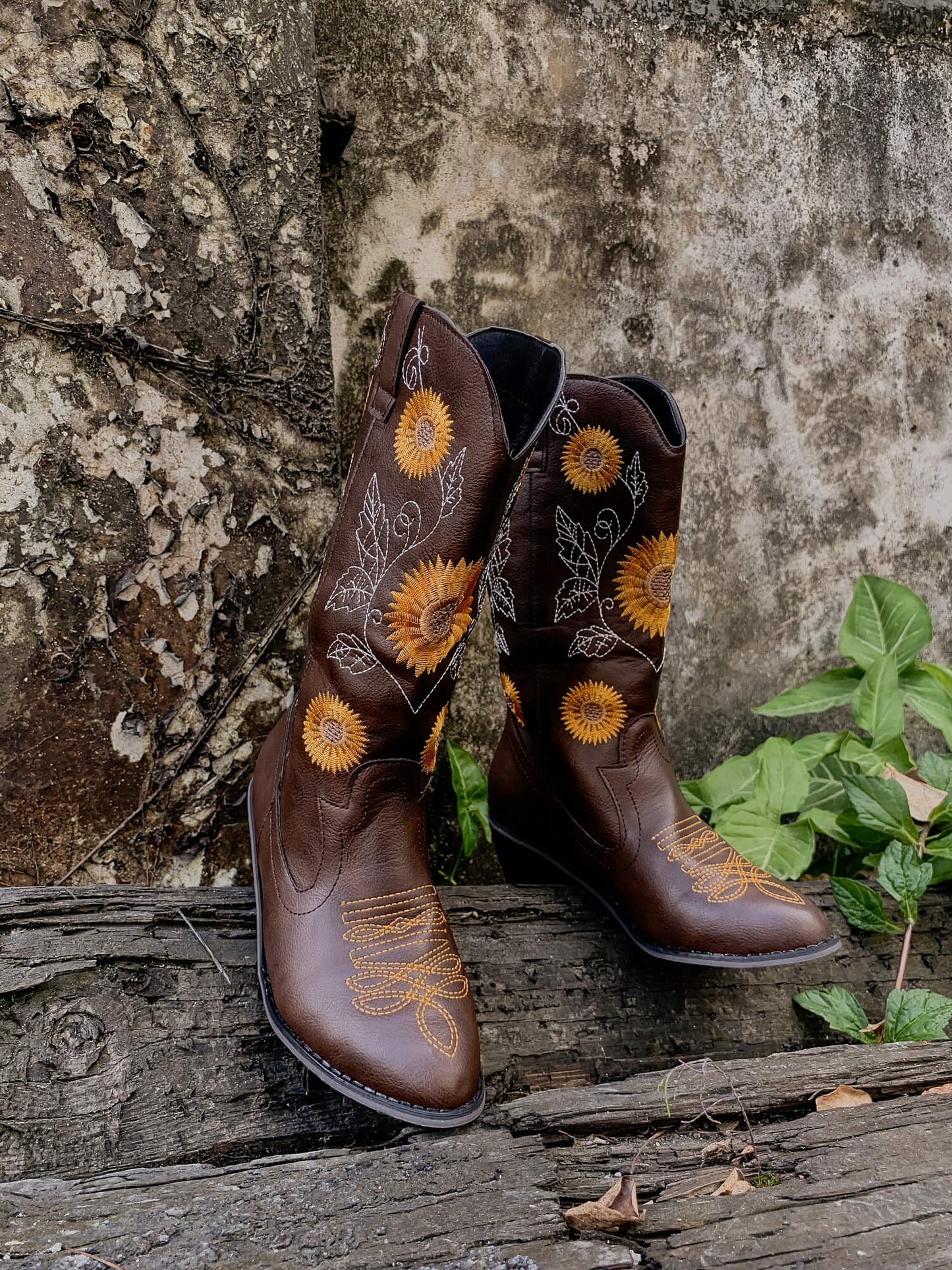 Effortlessly Elegant Boots with a Timeless Design