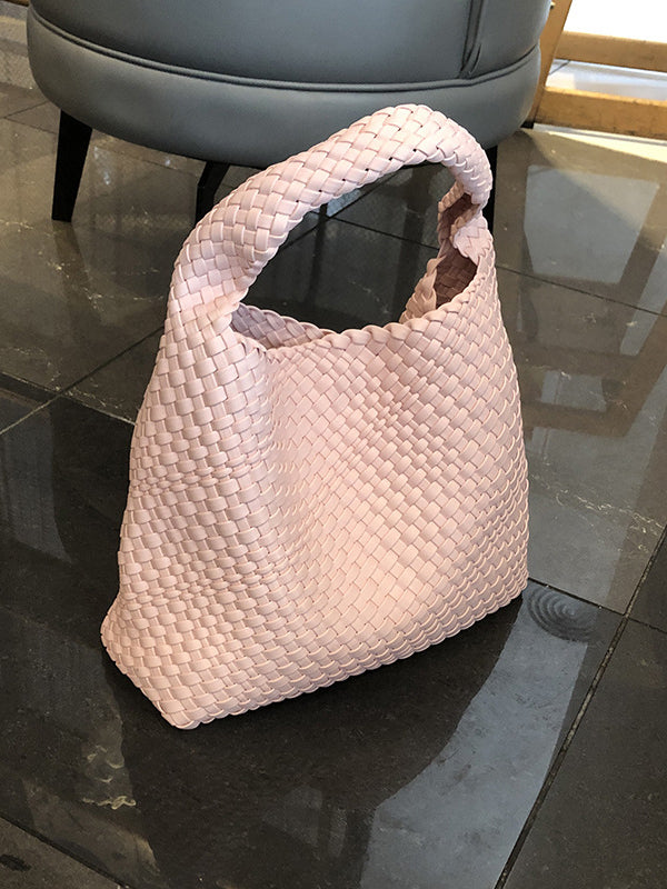 Well Tailored Bag with a Graceful Silhouette