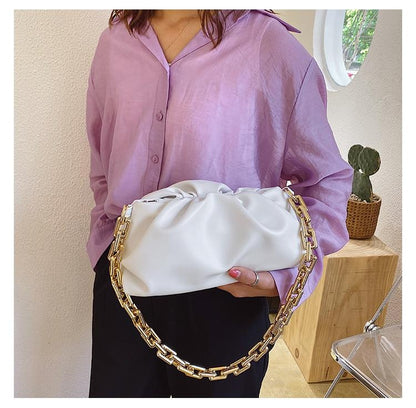 Well Tailored Bag with a Graceful Silhouette