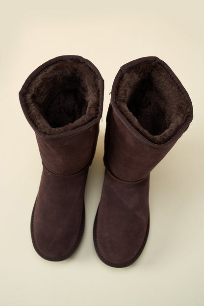 Well Tailored Boots with a Graceful Silhouette