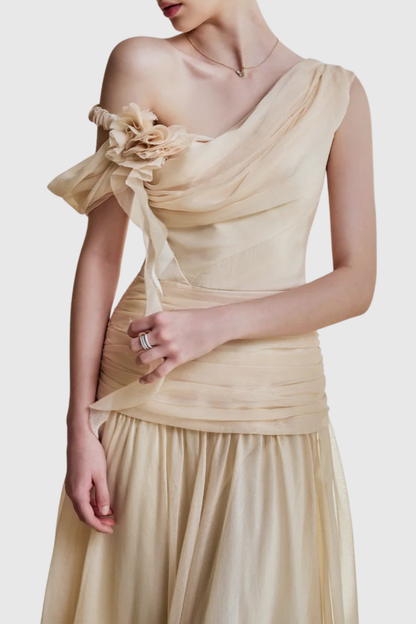 Well Tailored Dress with a Graceful Silhouette