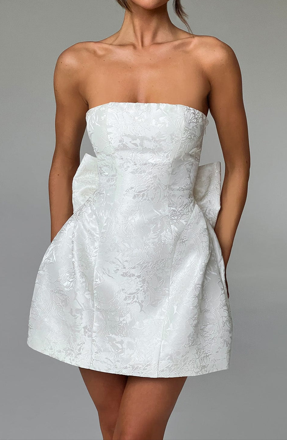 Effortlessly Elegant Dress with a Timeless Design