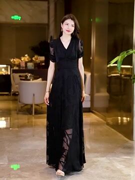 Beautifully Finished Dress in a Timeless Design