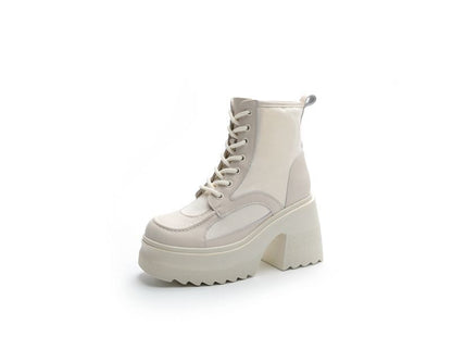 Effortlessly Elegant Boots with a Timeless Design