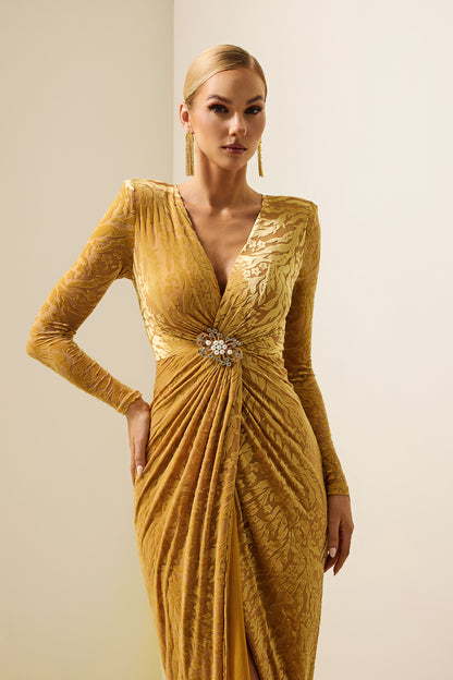Gracefully Styled Dress for Any Occasion