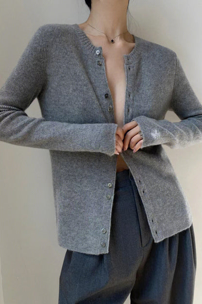 Effortlessly Elegant Cardigan with a Timeless Design