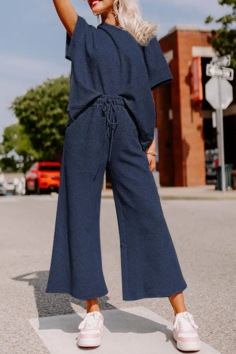 Effortlessly Elegant Pants with a Timeless Design