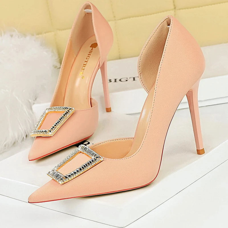 Well Tailored Heels with a Graceful Silhouette