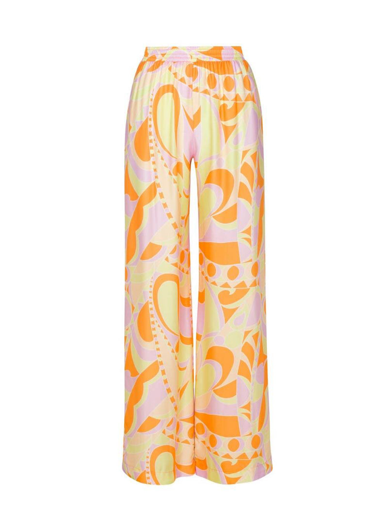 Effortlessly Elegant Pants with a Timeless Design