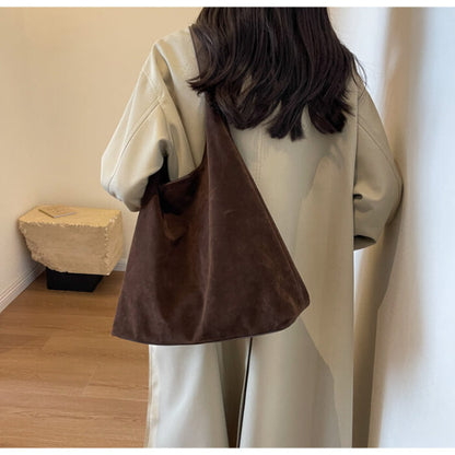 Well Tailored Bag with a Graceful Silhouette