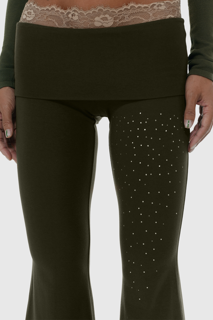 Effortlessly Elegant Pants with a Timeless Design