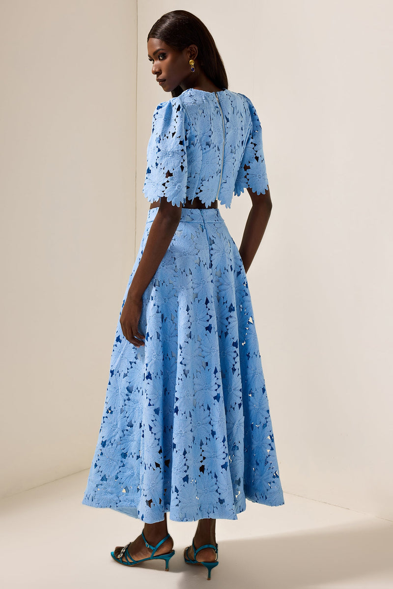 Well Tailored Top with a Graceful Silhouette
