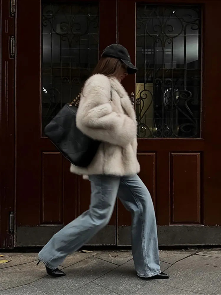 Well Tailored Coat with a Graceful Silhouette