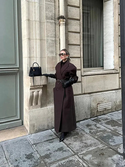 Well Tailored Coat with a Graceful Silhouette