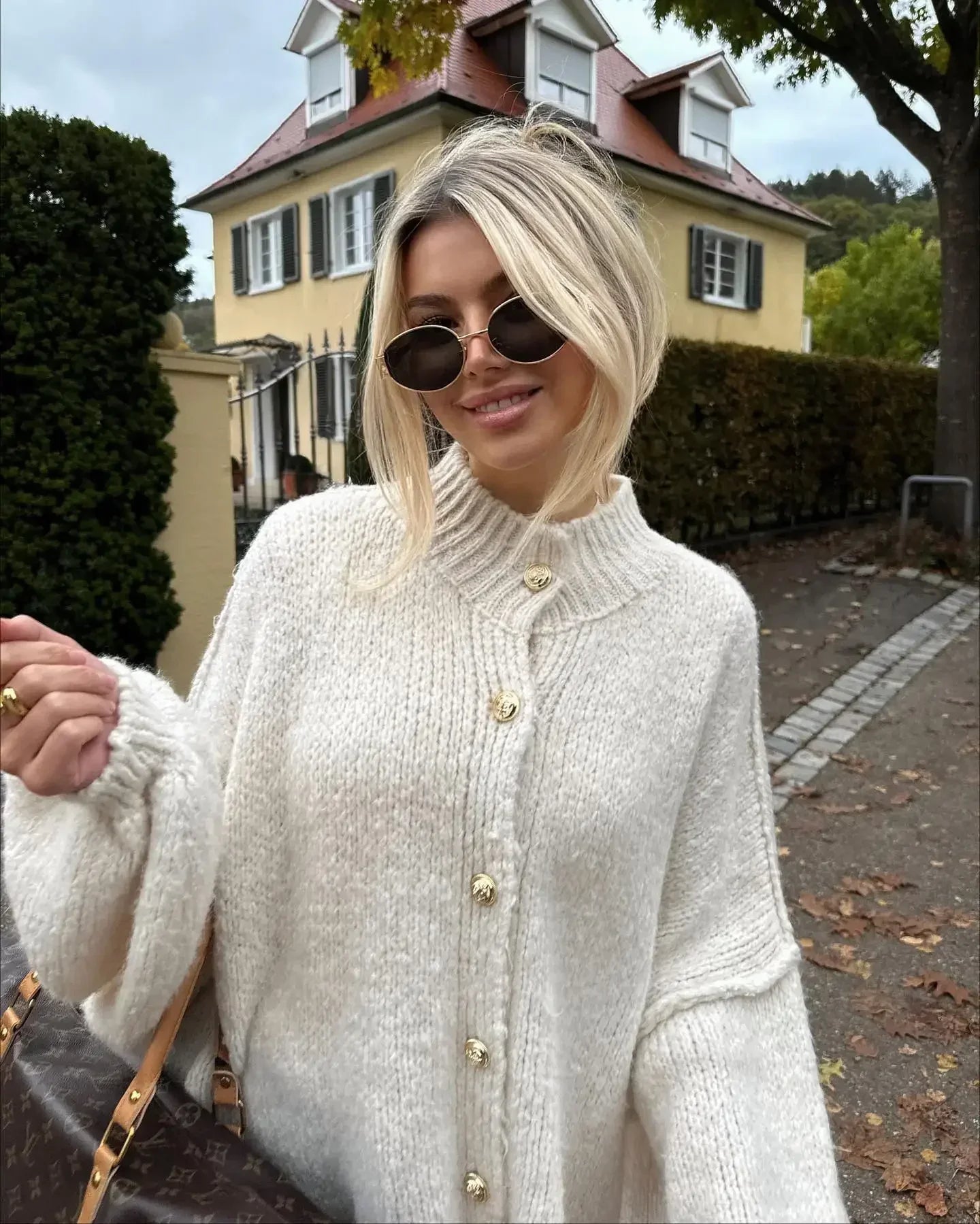 Well Tailored Cardigan with a Graceful Silhouette