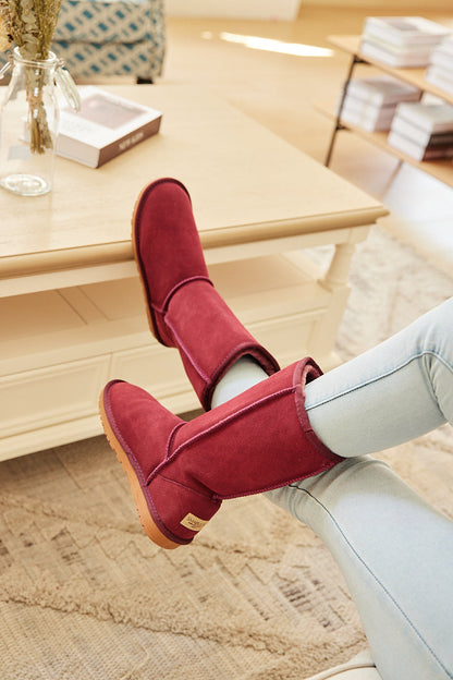Effortlessly Elegant Boots with a Timeless Design