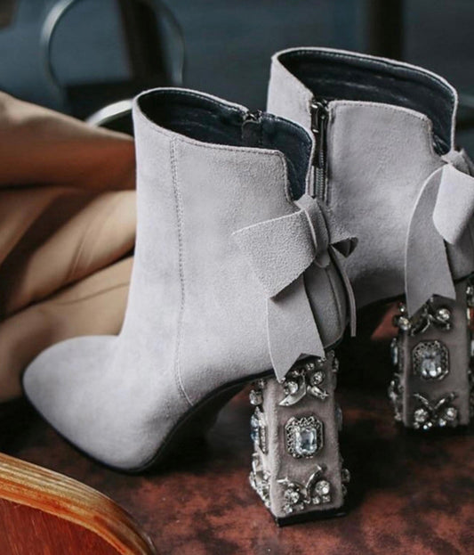 Effortlessly Elegant Heels with a Timeless Design