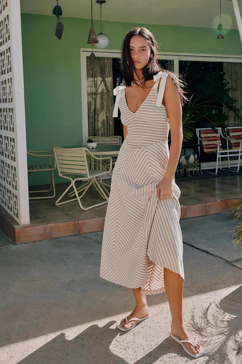 Effortlessly Elegant Dress with a Timeless Design