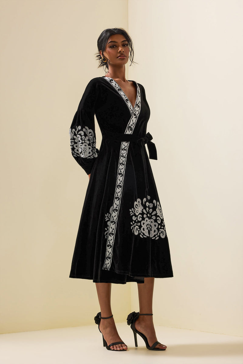 Beautifully Finished Dress in a Timeless Design