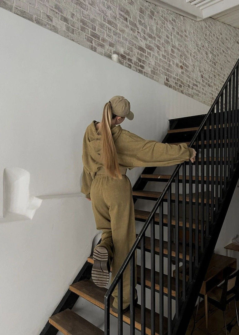 Effortlessly Elegant Pants with a Timeless Design
