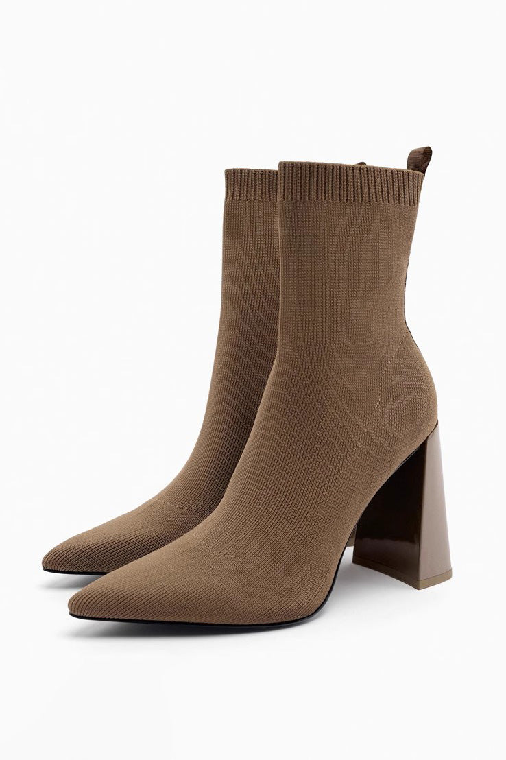 Effortlessly Elegant Boots with a Timeless Design