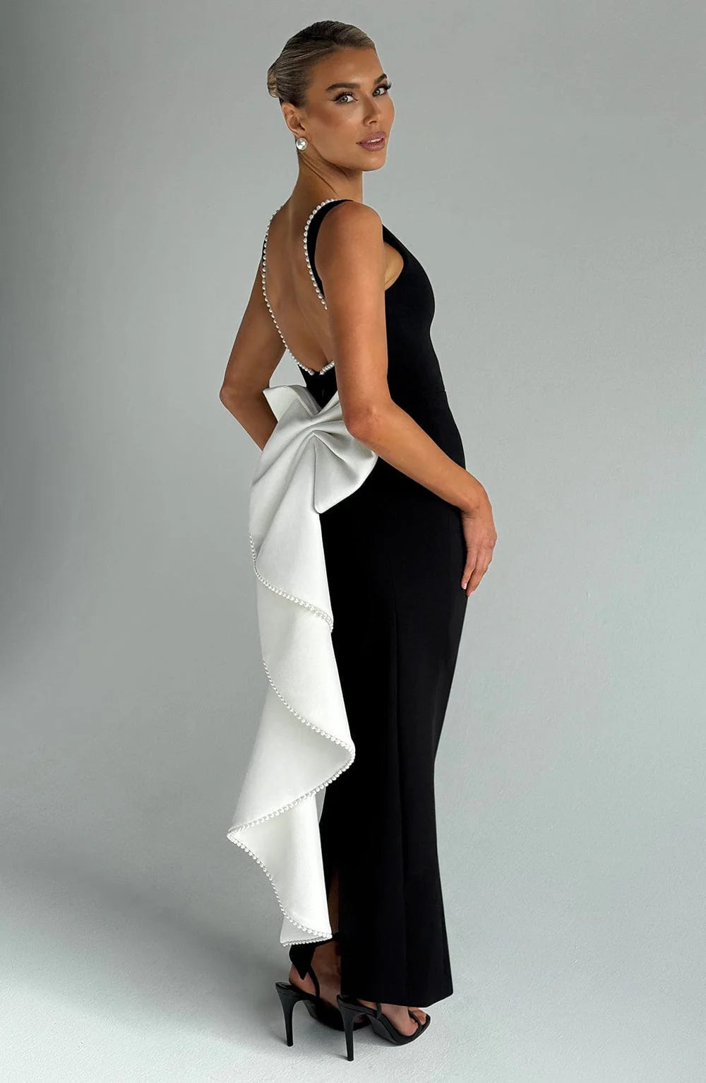 Well Tailored Dress with a Graceful Silhouette