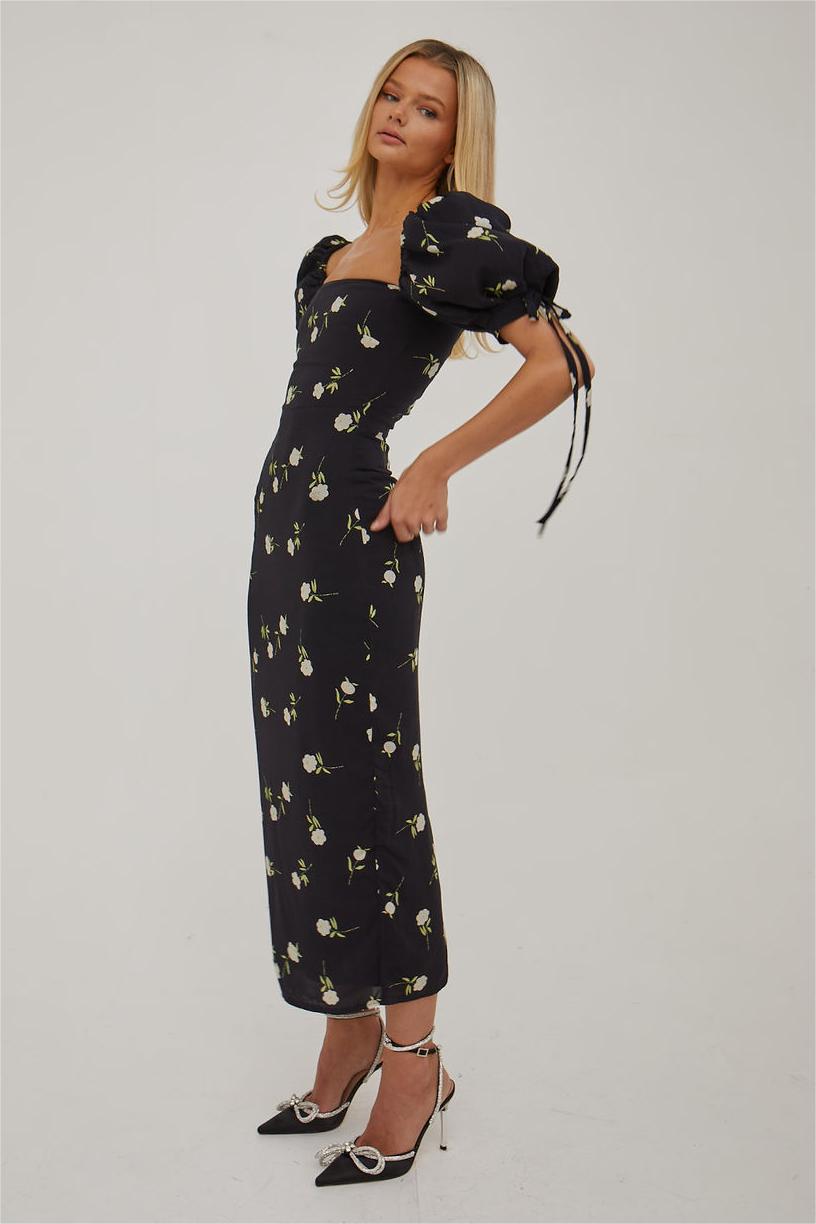 Gracefully Styled Dress for Any Occasion
