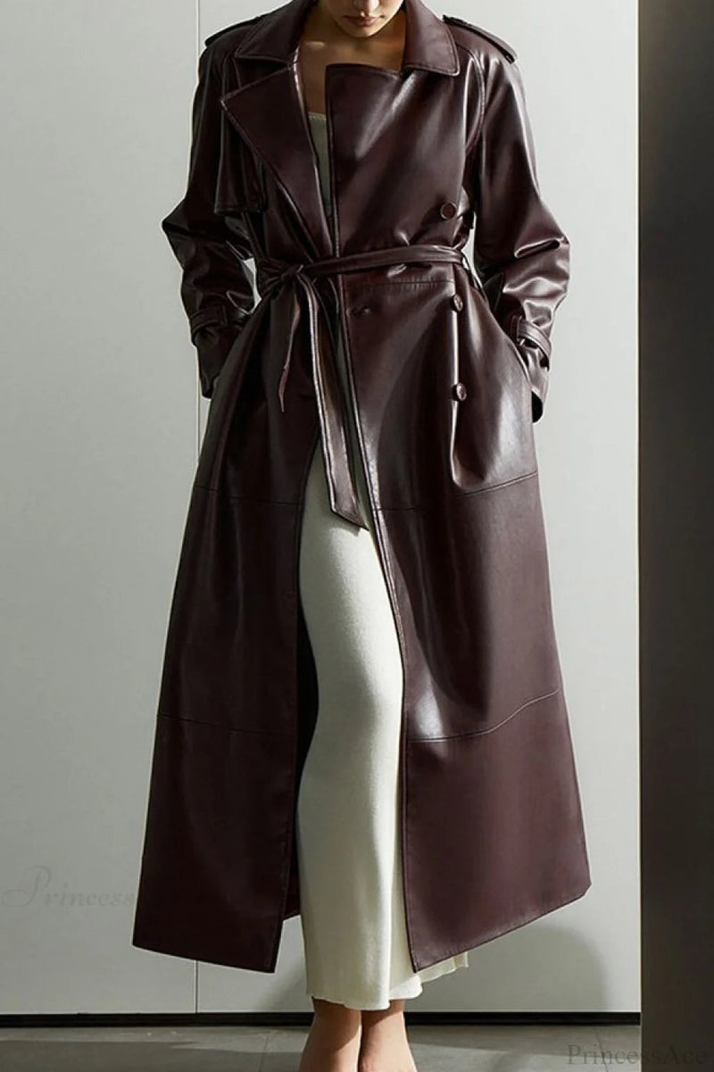Well Tailored Coat with a Graceful Silhouette